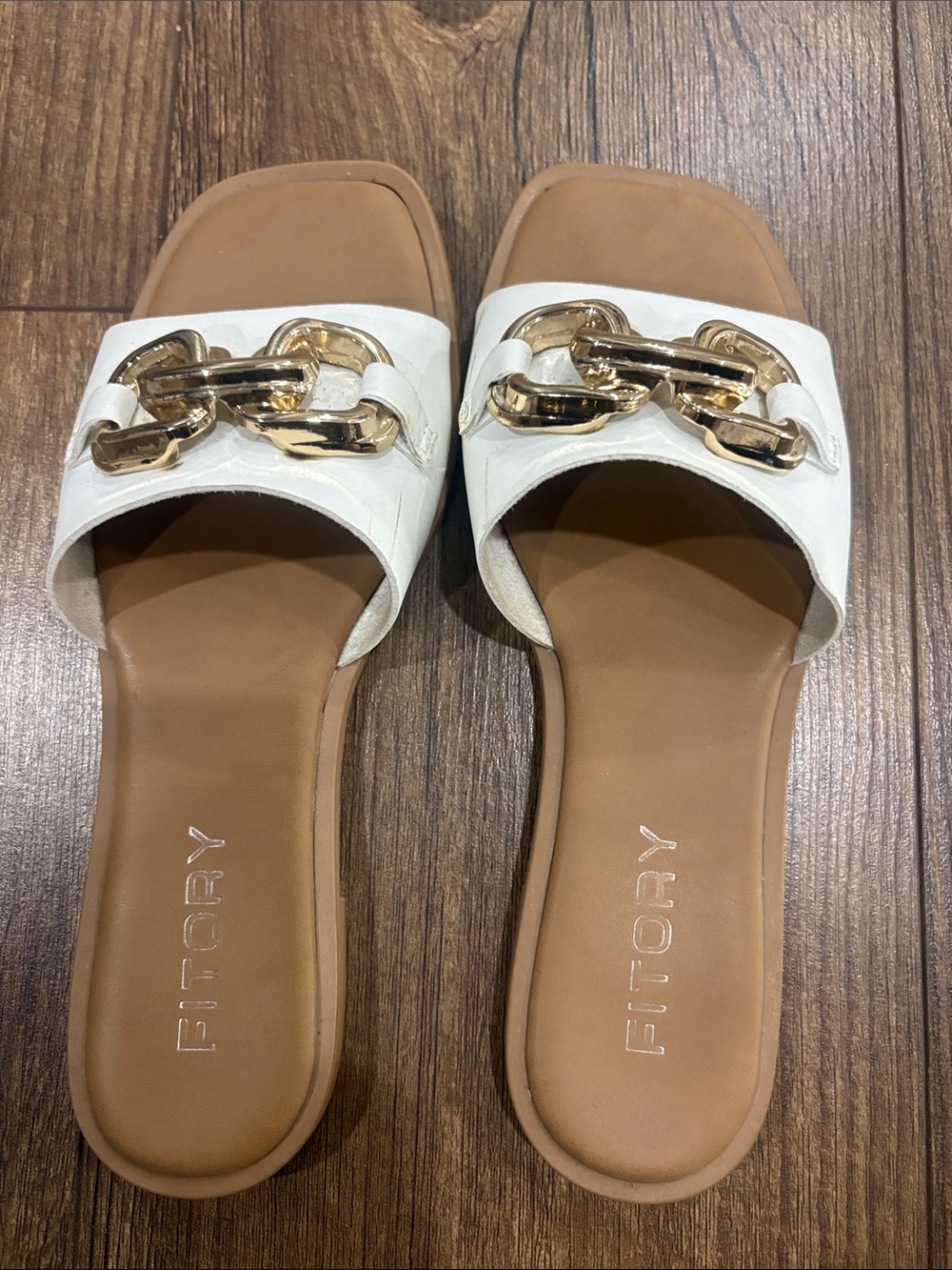 FitORY White Slide Sandals with Gold Chain Accent